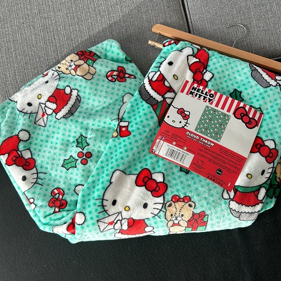 🎄Hello Kitty Throw Blanket - New Santa Holiday Edition - NWT 🌟USA exclusive🌟 - Picture 3 of 6